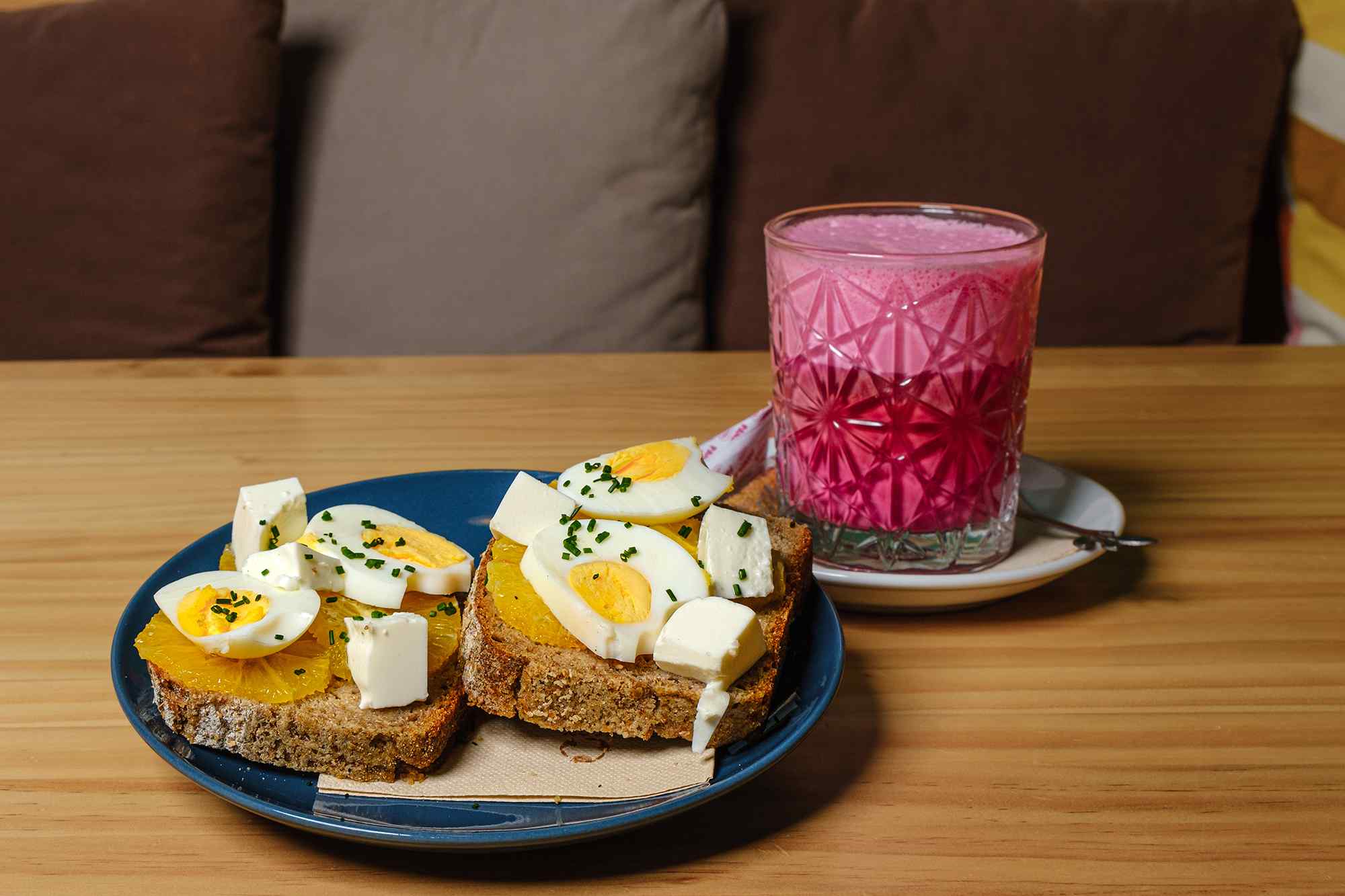Tostadas con base de queso crema, naranjas y huevo duro