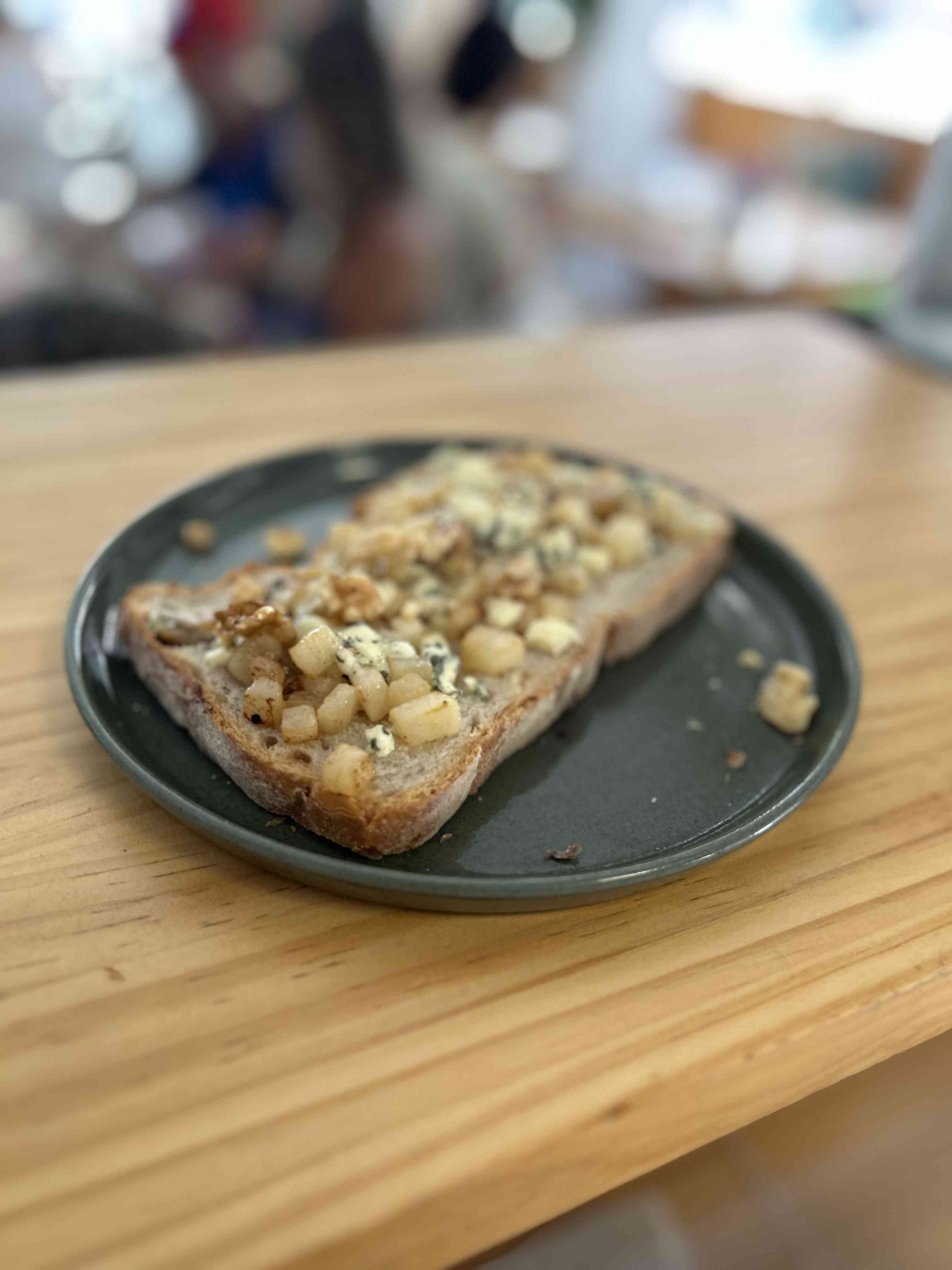 Rebanada de pan con pera