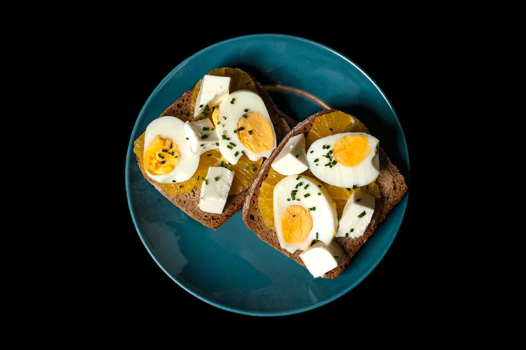 Tostada con naranja, huevo duro y queso